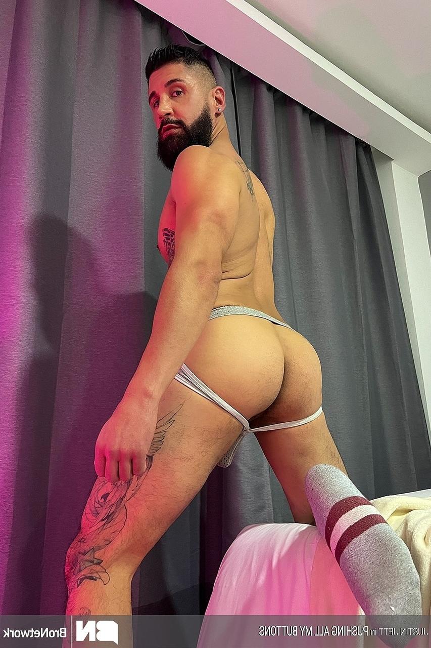 20P O gay musculoso Justin Jett chupa um pau grande depois de fazer sexo anal estilo cachorrinho