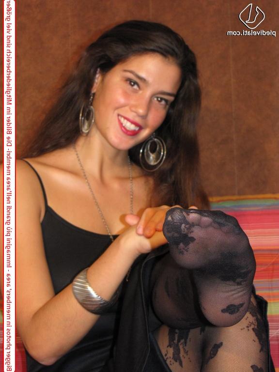 16P Die hübsche süße Carla zieht ihre Sandalen aus und trägt dabei sexy Strumpfhosen