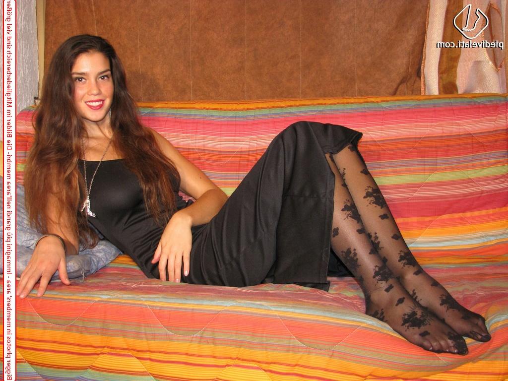 16P Die hübsche süße Carla zieht ihre Sandalen aus und trägt dabei sexy Strumpfhosen