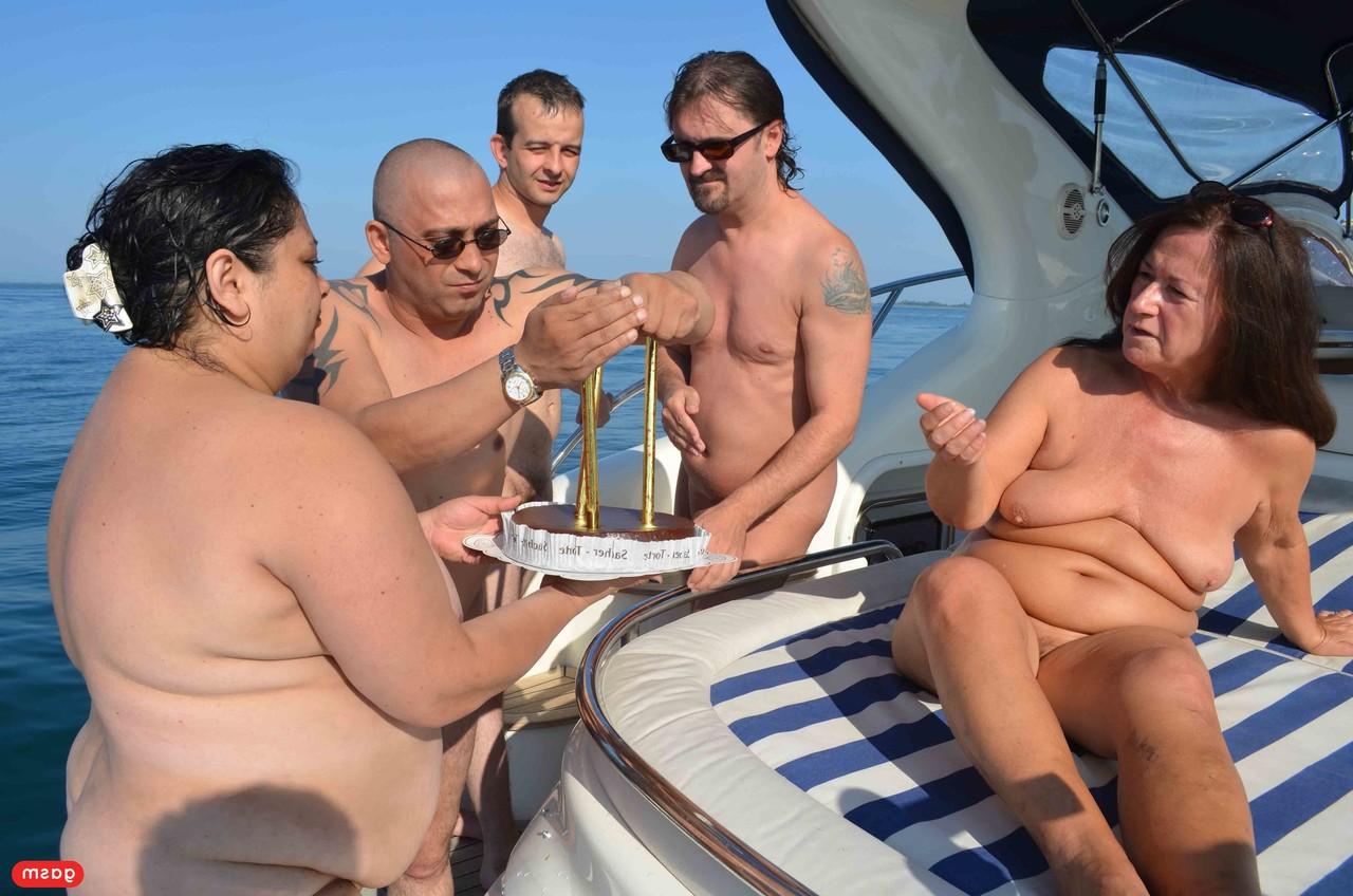 15P A amadora GILF Tinny Rados recebe gozada nos peitos em um iate no aniversário dela