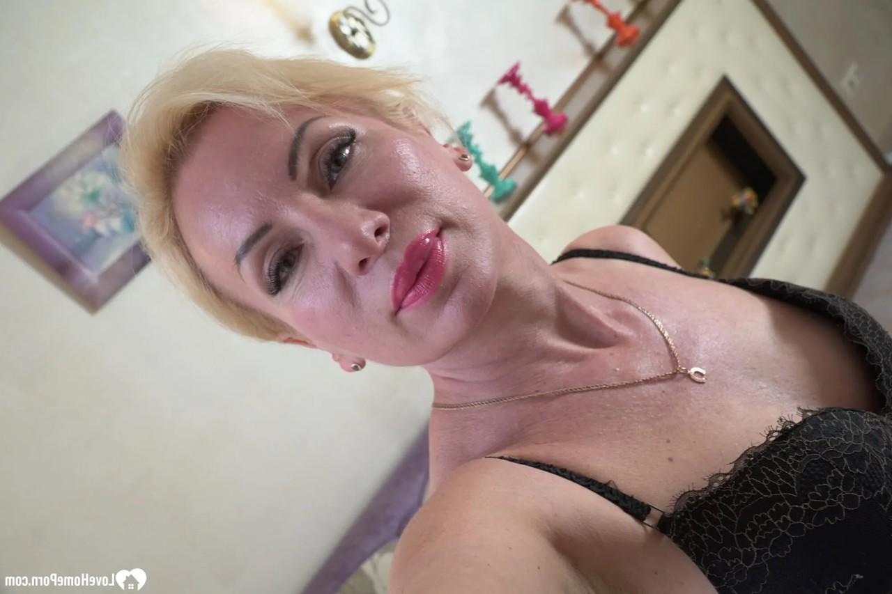 11P Mulher madura mostra seus peitos pequenos e brinquedos com um vibrador enquanto tira nus