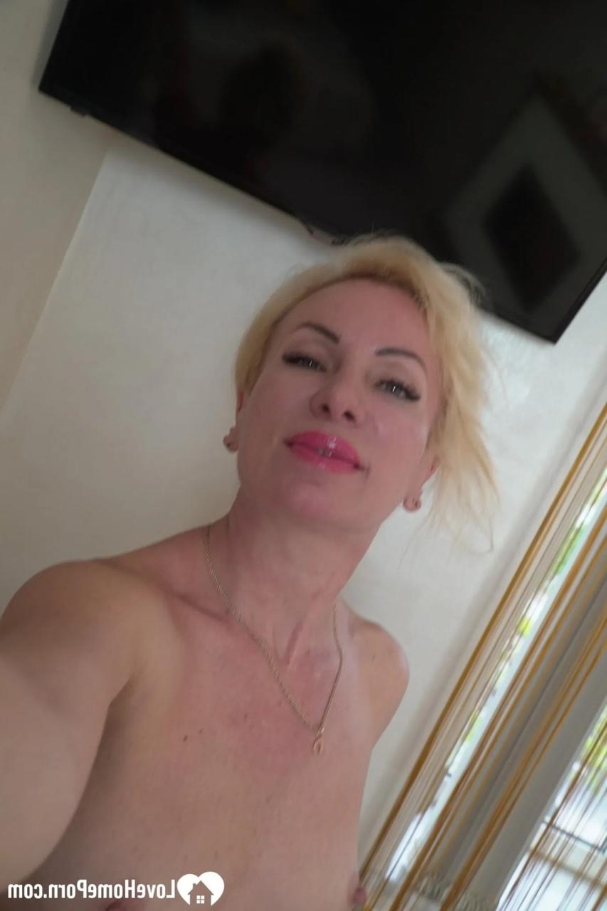 11P Mulher madura mostra seus peitos pequenos e brinquedos com um vibrador enquanto tira nus