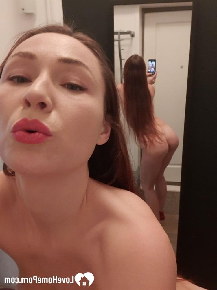 20P Querida peituda tira fotos gostosas no espelho enquanto posa com a bunda nua