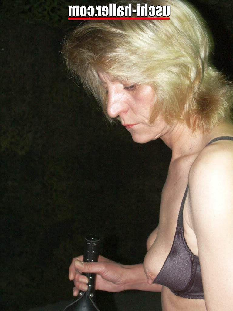 14P Die blonde Frau Uschi Haller toppt einen männlichen Sklaven in BH und Tanga