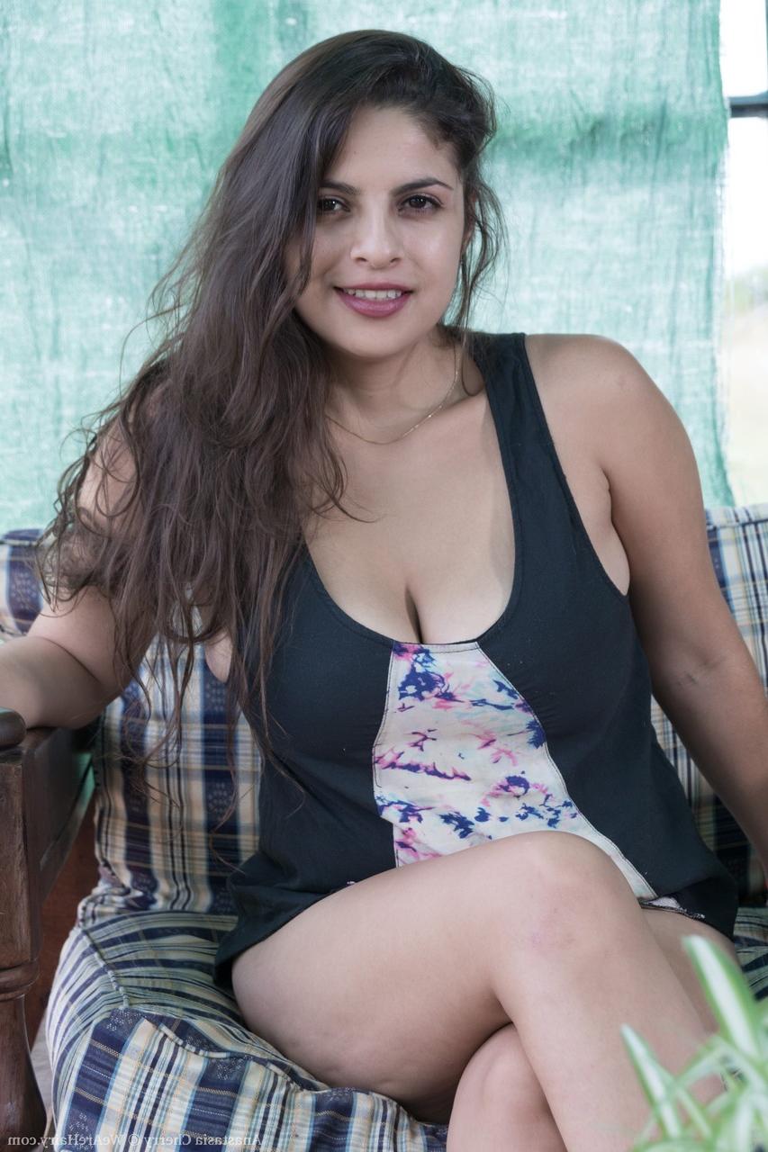 17P A gordinha Anastasia Cherry revela seus grandes peitos naturais e dedos buceta espessa