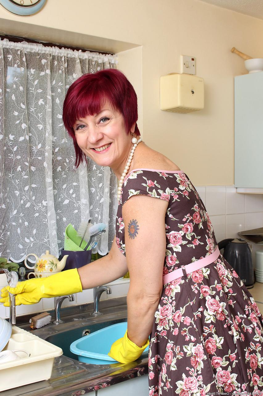 20P A ruiva MILF Penny Brooks toca sua vulva suculenta na cozinha