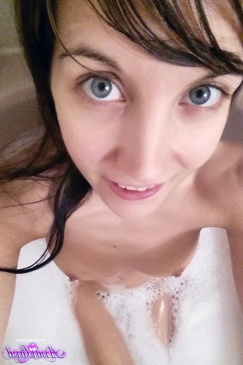 15P A adolescente nua Andi Land tira fotos durante um banho de espuma