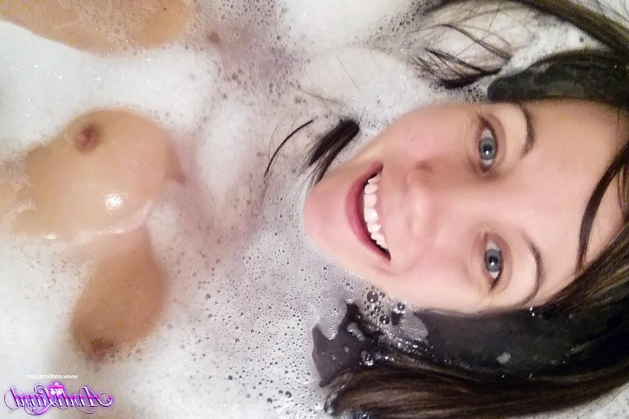 15P A adolescente nua Andi Land tira fotos durante um banho de espuma