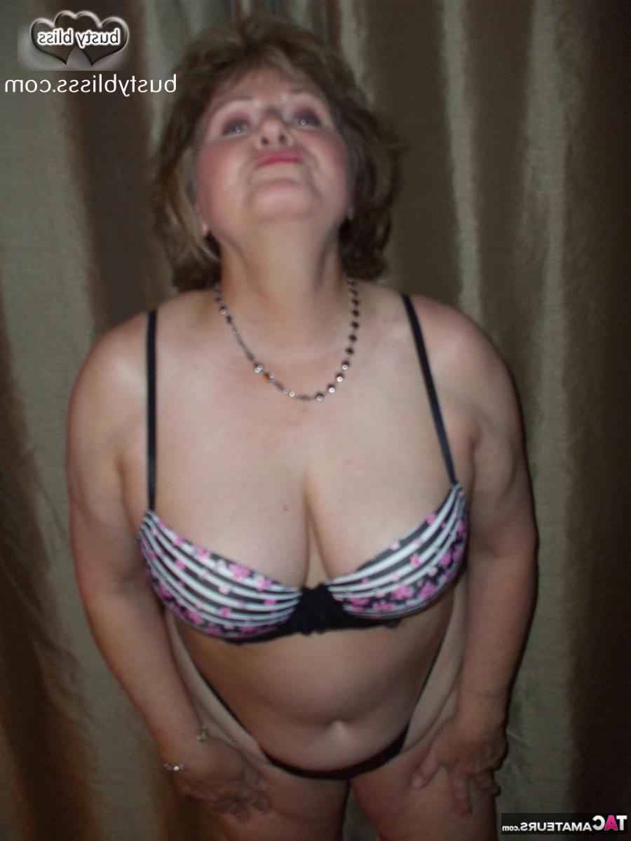 16P Дама средних лет Busty Bliss наносит блеск на губы, прежде чем показать свои натуральные сиськи