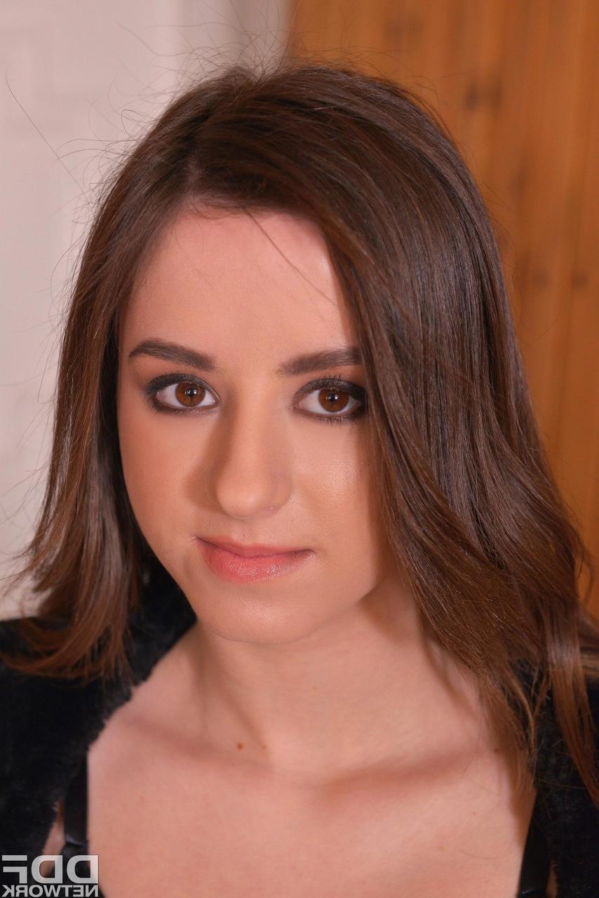17P La chaude brune Gabriella Lati fessée et baisée par un menuisier dans le sauna