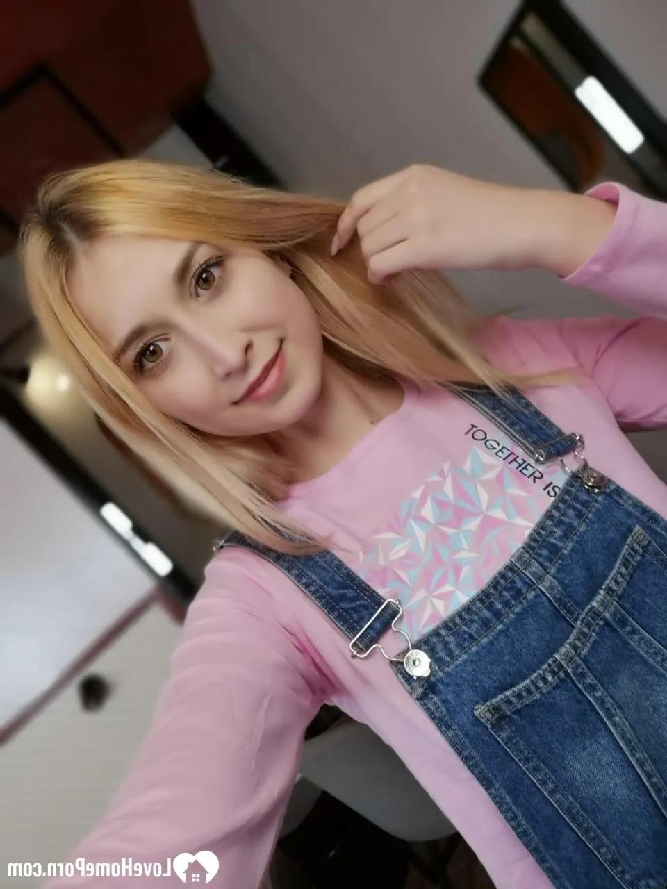 20P Pequeña jovencita posa desnuda y se toma selfies sexys mientras está sola en casa