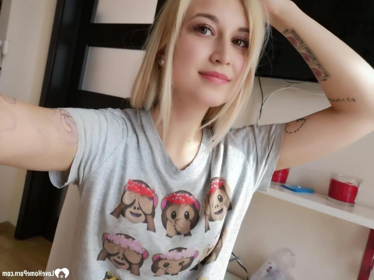 20P Pequeña jovencita posa desnuda y se toma selfies sexys mientras está sola en casa