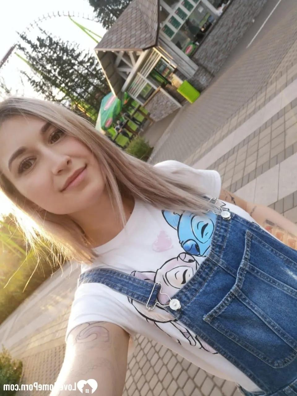 20P Pequeña jovencita posa desnuda y se toma selfies sexys mientras está sola en casa