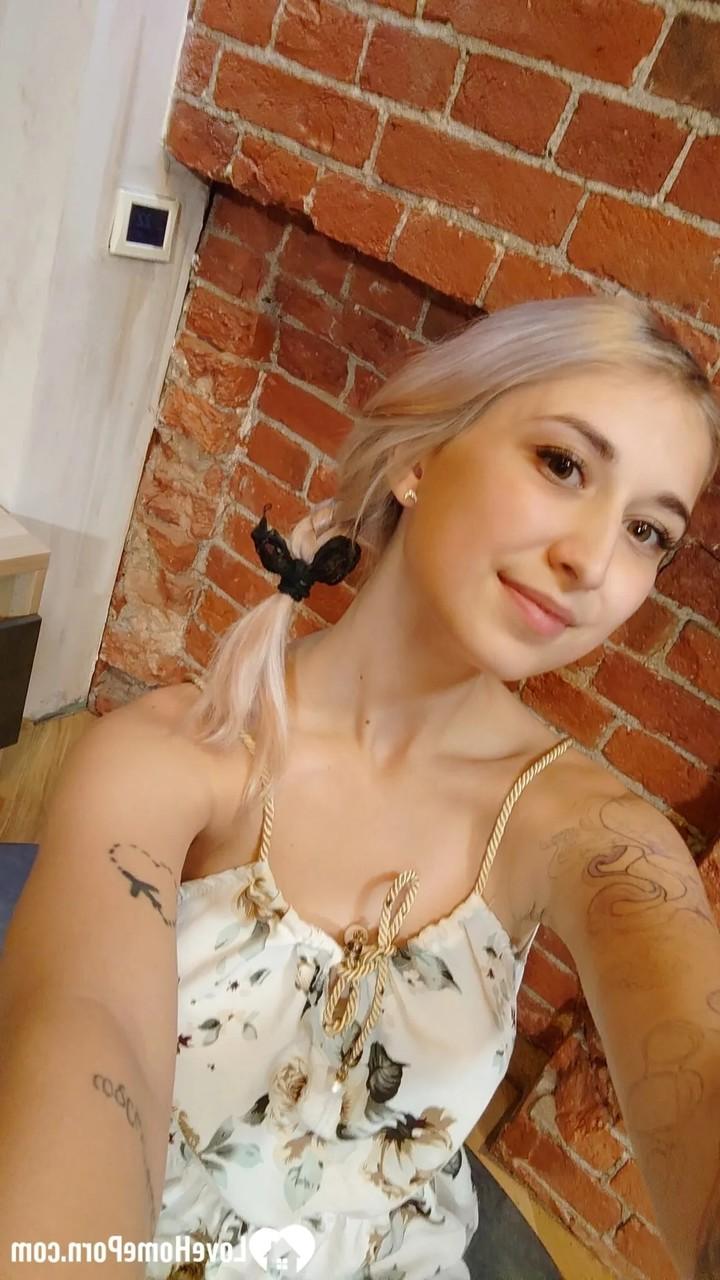 20P Pequeña jovencita posa desnuda y se toma selfies sexys mientras está sola en casa