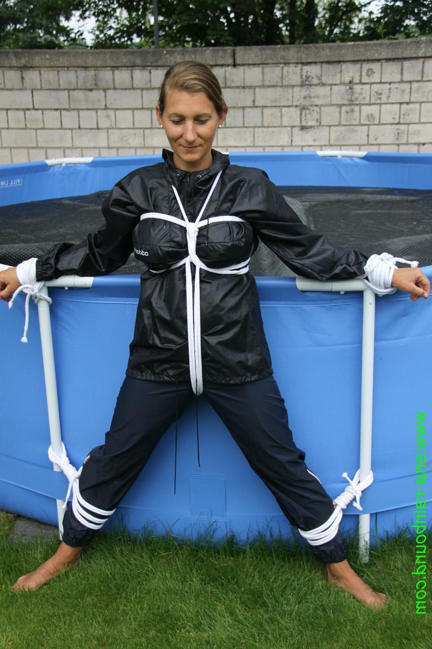 16P A amadora Sandra é amordaçada e amarrada a uma piscina com uma capa de chuva