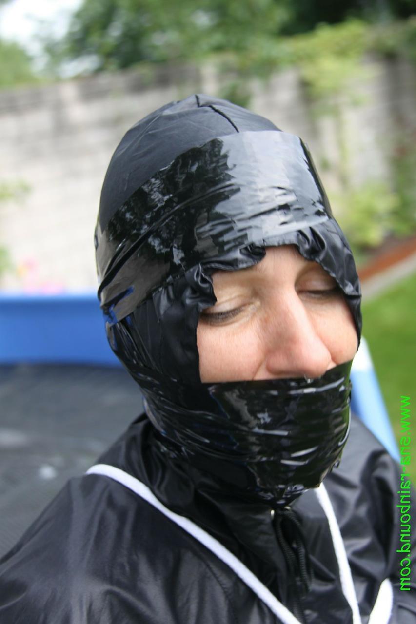 16P A amadora Sandra é amordaçada e amarrada a uma piscina com uma capa de chuva