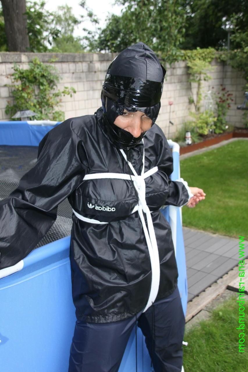 16P A amadora Sandra é amordaçada e amarrada a uma piscina com uma capa de chuva