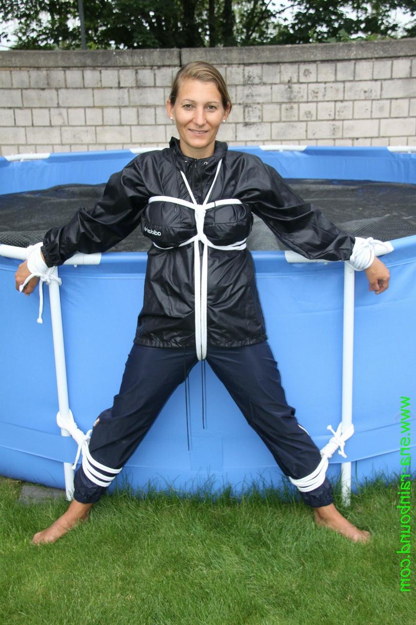 16P A amadora Sandra é amordaçada e amarrada a uma piscina com uma capa de chuva
