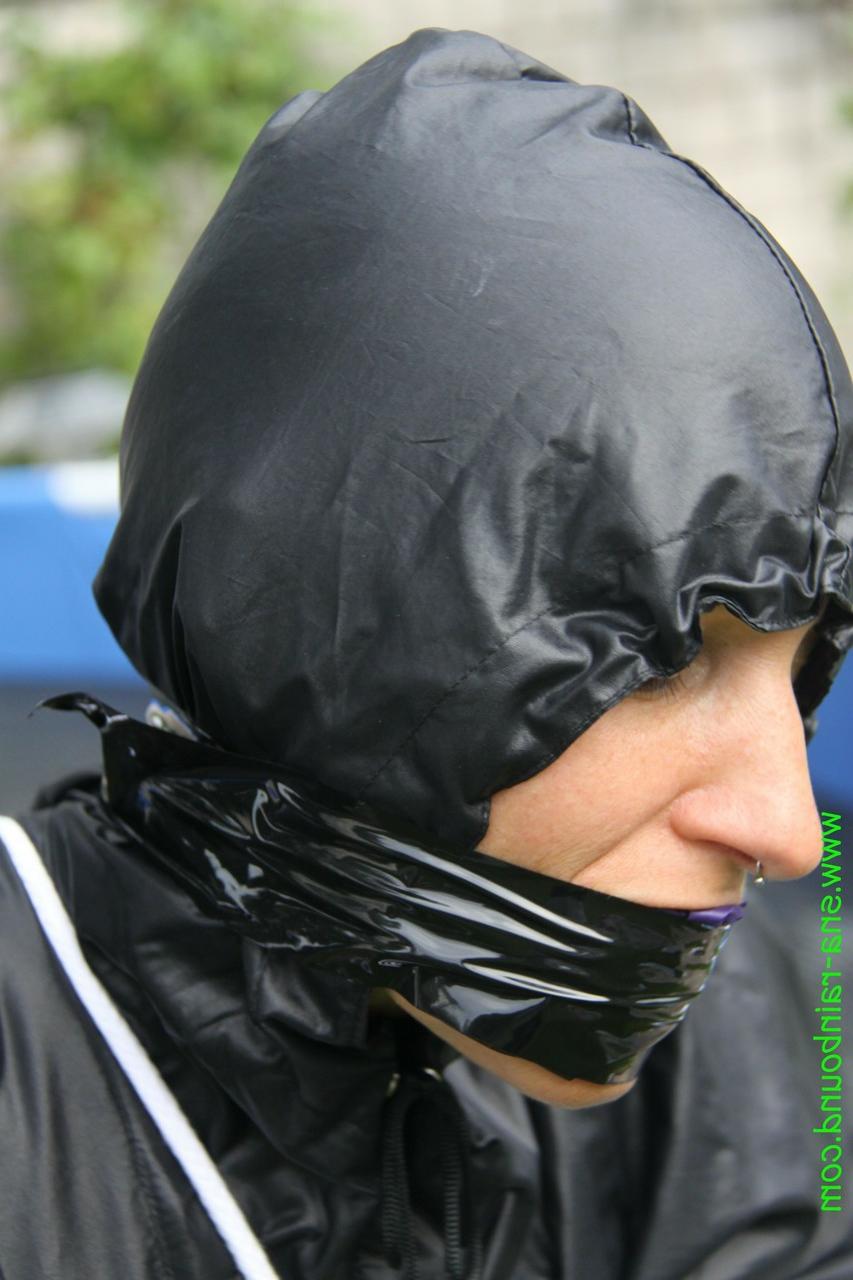 16P A amadora Sandra é amordaçada e amarrada a uma piscina com uma capa de chuva