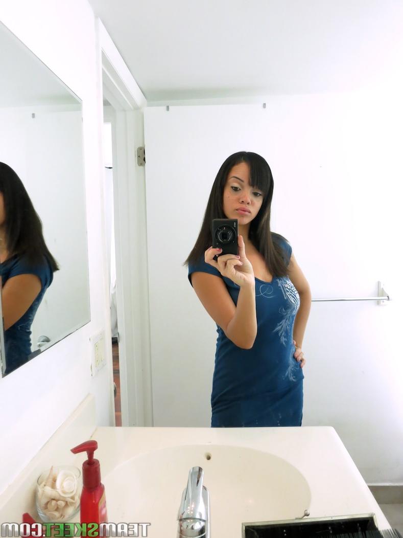 18P La jolie petite amie Stacey Foxxx révèle d'énormes sirènes pour une baise et une succion de seins en POV.