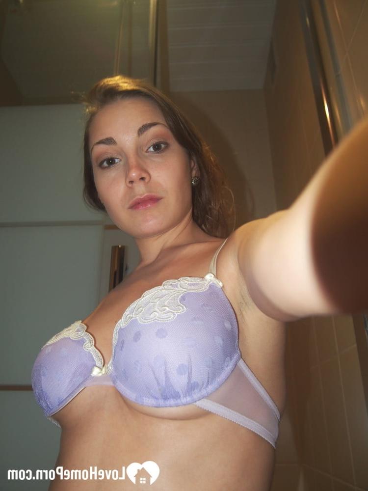 13P Hermosa adolescente amateur se hace topless para tomarse selfies de sus grandes tetas naturales