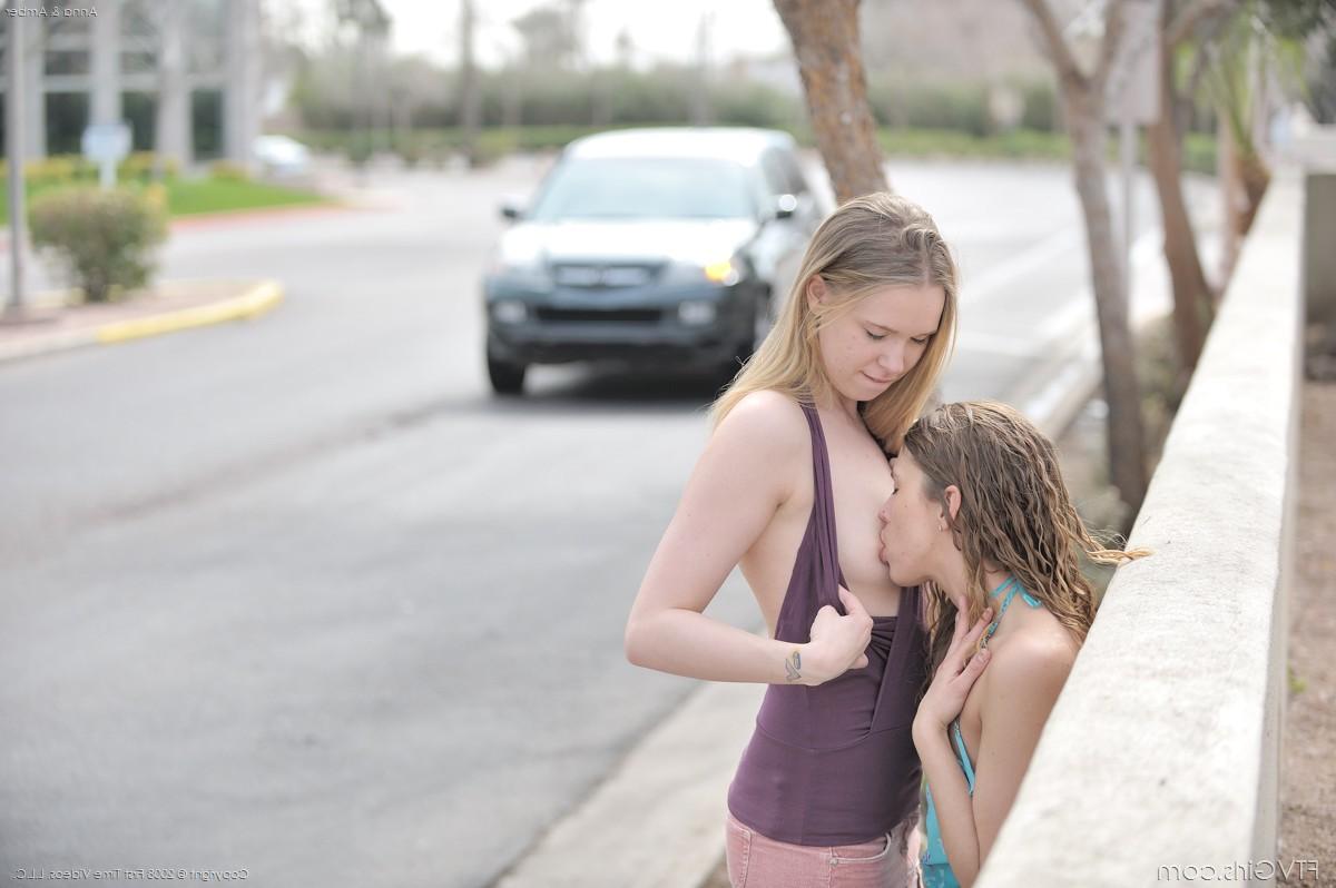 20P Die süßen Amateur-Babes Amber und Anna küssen sich gegenseitig auf der Straße