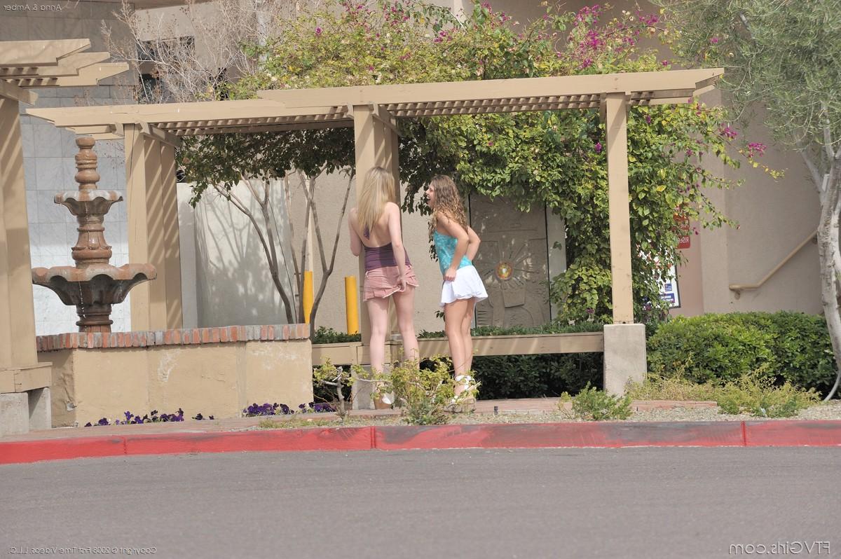 20P Die süßen Amateur-Babes Amber und Anna küssen sich gegenseitig auf der Straße