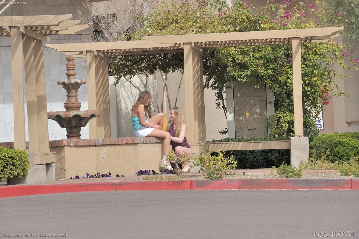 20P Die süßen Amateur-Babes Amber und Anna küssen sich gegenseitig auf der Straße