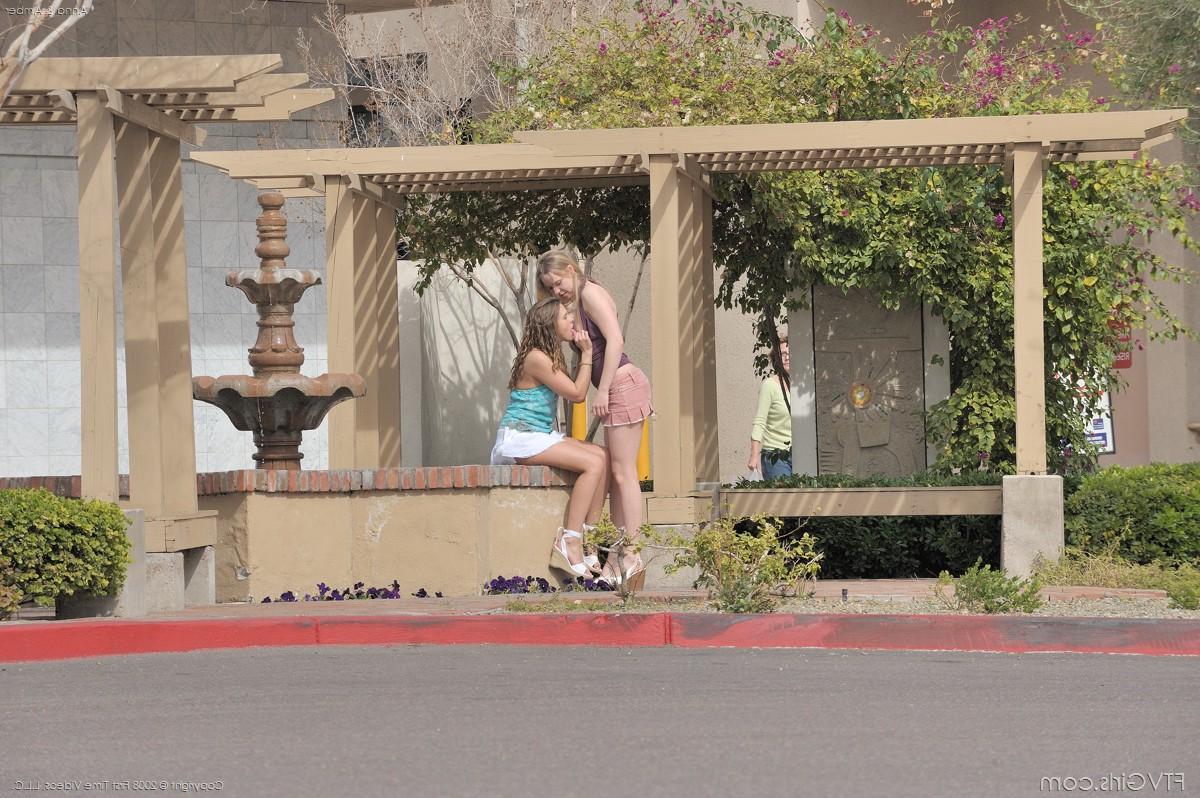 20P Die süßen Amateur-Babes Amber und Anna küssen sich gegenseitig auf der Straße