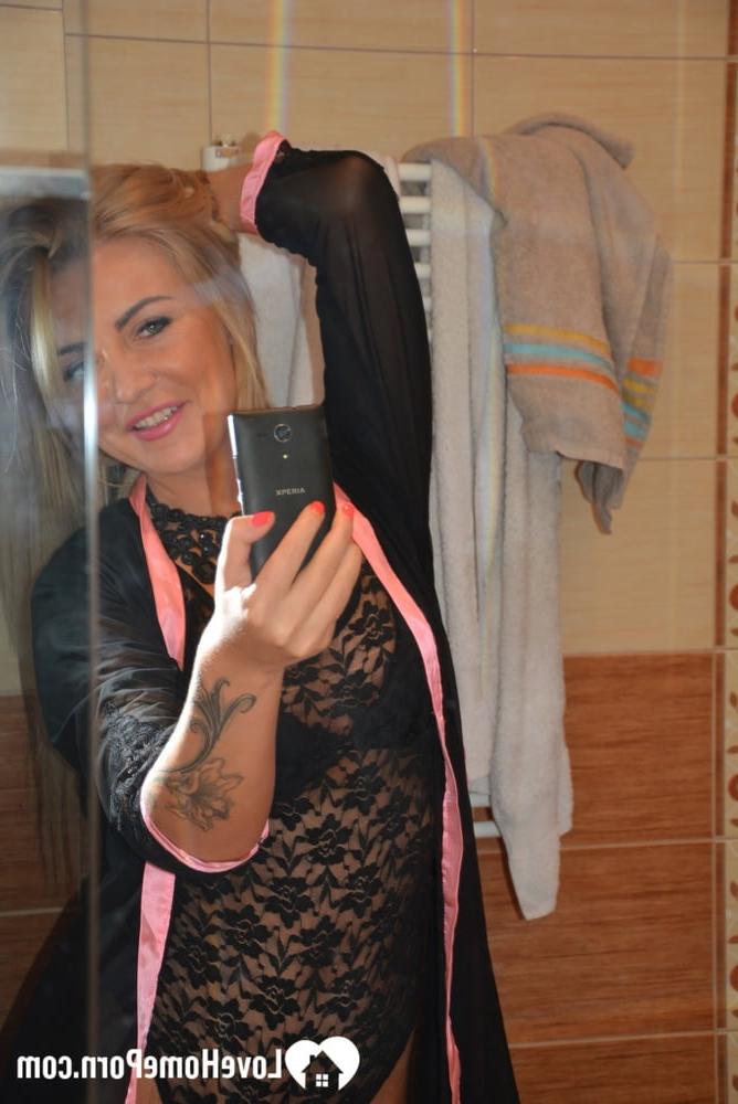 14P Une amatrice blonde prend des selfies nues montrant ses petits seins et sa chatte chauve.