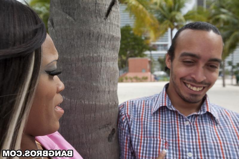 17P A linda garota negra Scarlett Mei Dior exibe seu decote profundo em uma praia da cidade