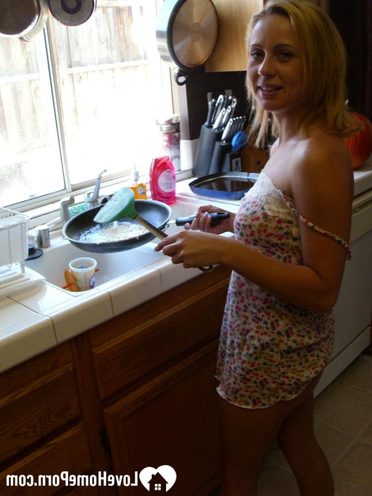 20P Katty West, jolie femme amateur, se déshabille et montre ses gros seins en cuisinant.
