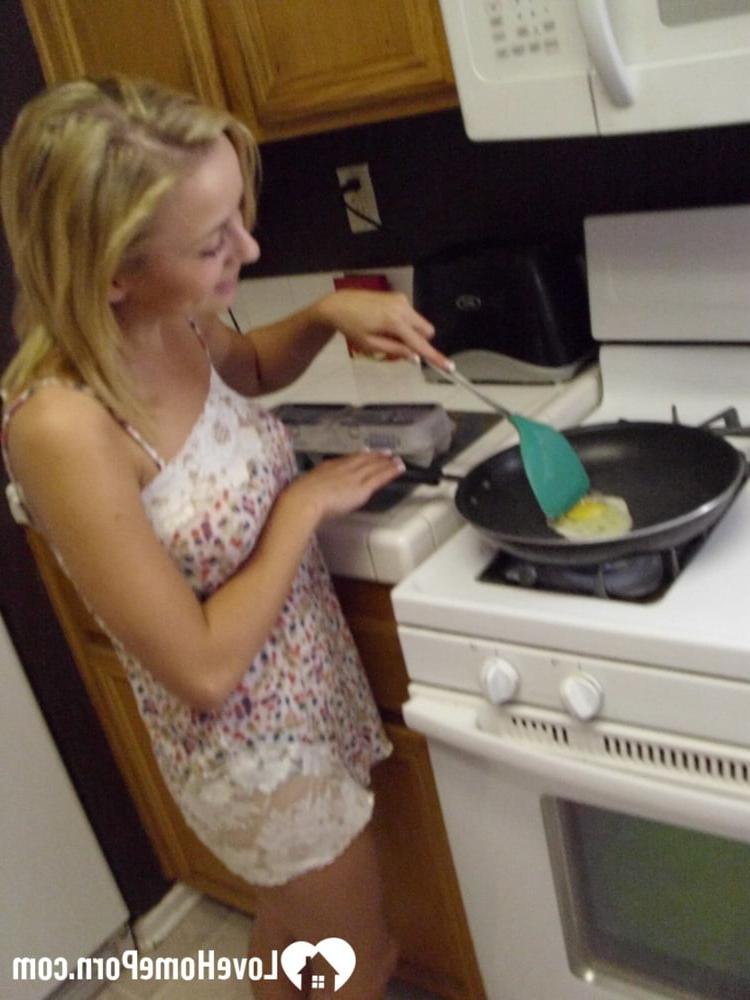 20P Katty West, jolie femme amateur, se déshabille et montre ses gros seins en cuisinant.