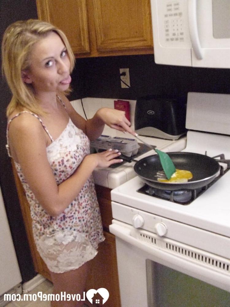 20P Katty West, jolie femme amateur, se déshabille et montre ses gros seins en cuisinant.