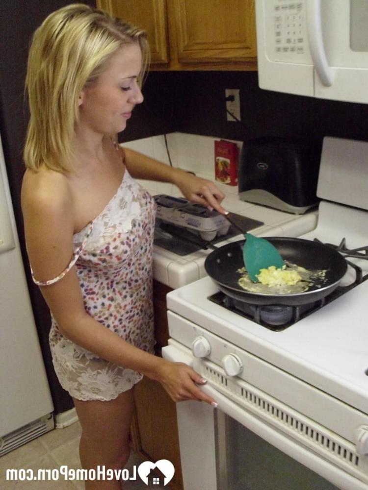 20P Katty West, jolie femme amateur, se déshabille et montre ses gros seins en cuisinant.