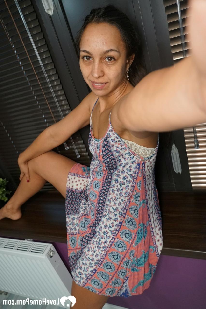 20P Morena amadora madura mostra a bunda e os peitos e tira selfies sensuais