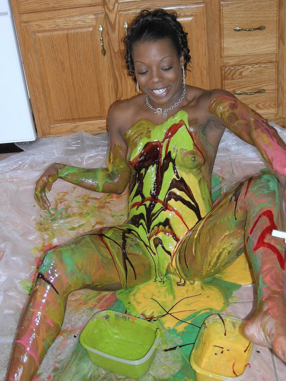 20P La amateur de ébano Anastasia cubre su cuerpo caliente con pintura en la cocina