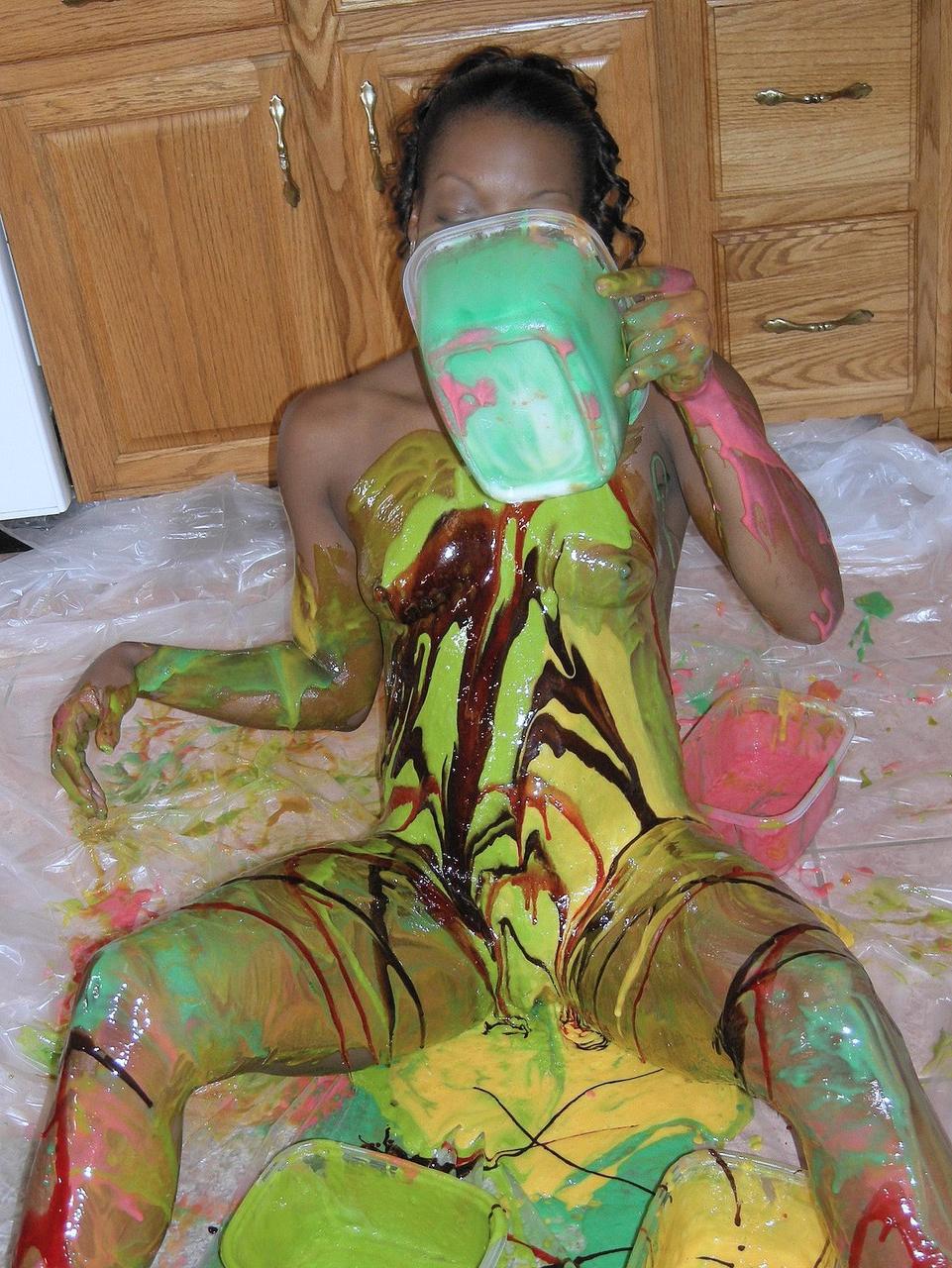 20P La amateur de ébano Anastasia cubre su cuerpo caliente con pintura en la cocina