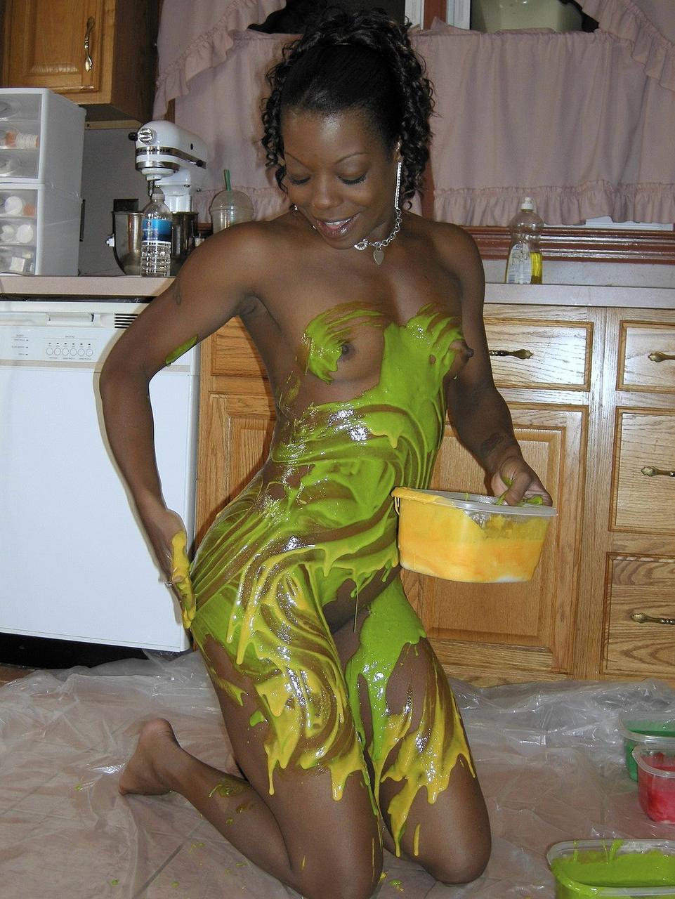 20P La amateur de ébano Anastasia cubre su cuerpo caliente con pintura en la cocina