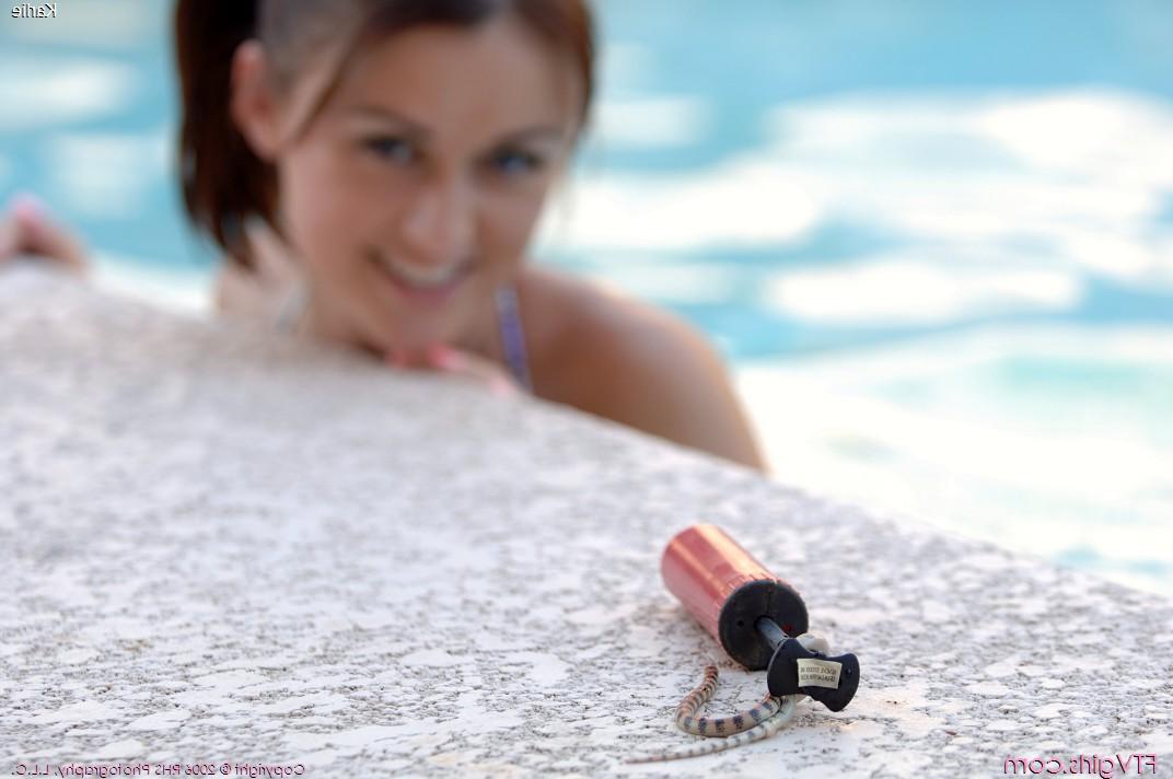 20P A exótica gata ruiva Karlie tira o biquíni e toma banho na piscina