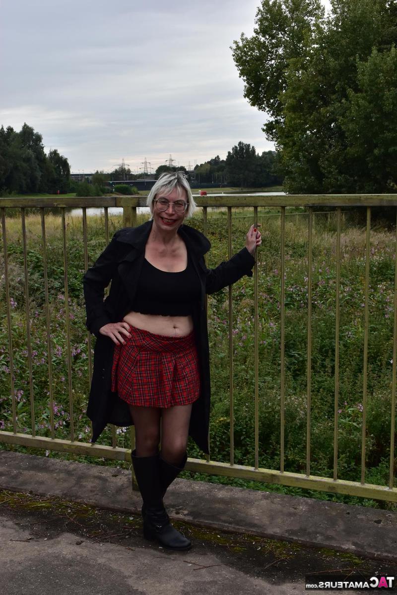 16P A britânica Barby Slut mostra seus peitos grandes e buceta em um banco público