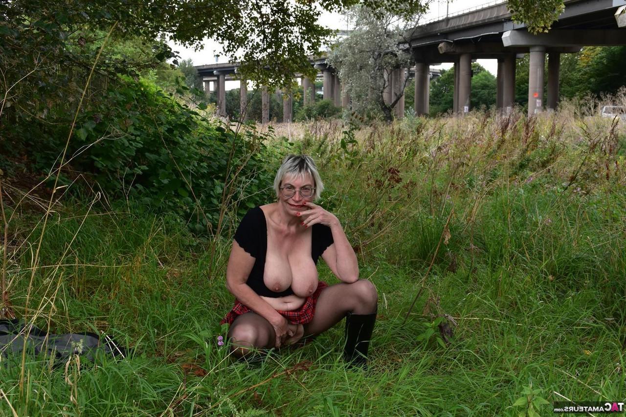 16P A britânica Barby Slut mostra seus peitos grandes e buceta em um banco público