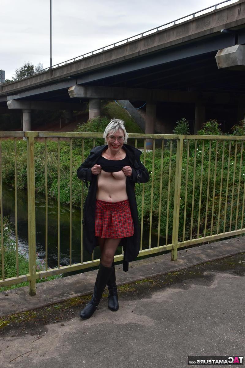 16P A britânica Barby Slut mostra seus peitos grandes e buceta em um banco público