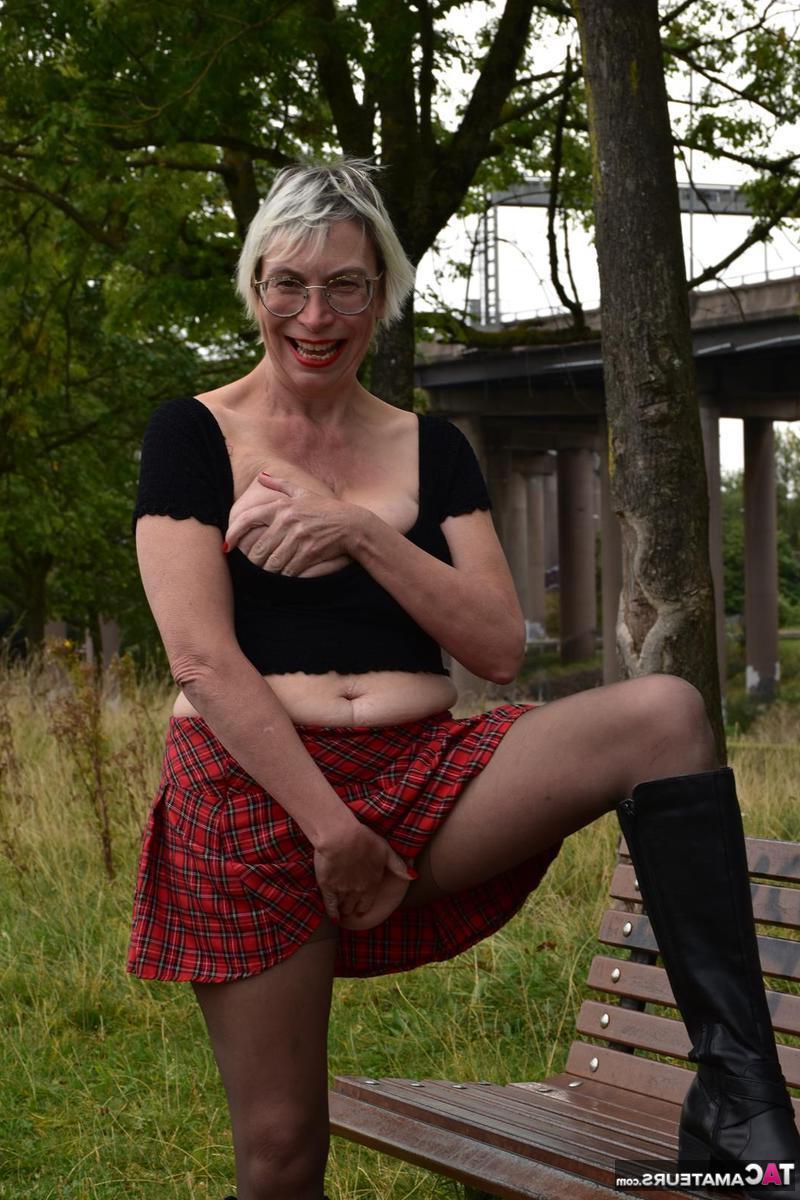 16P A britânica Barby Slut mostra seus peitos grandes e buceta em um banco público