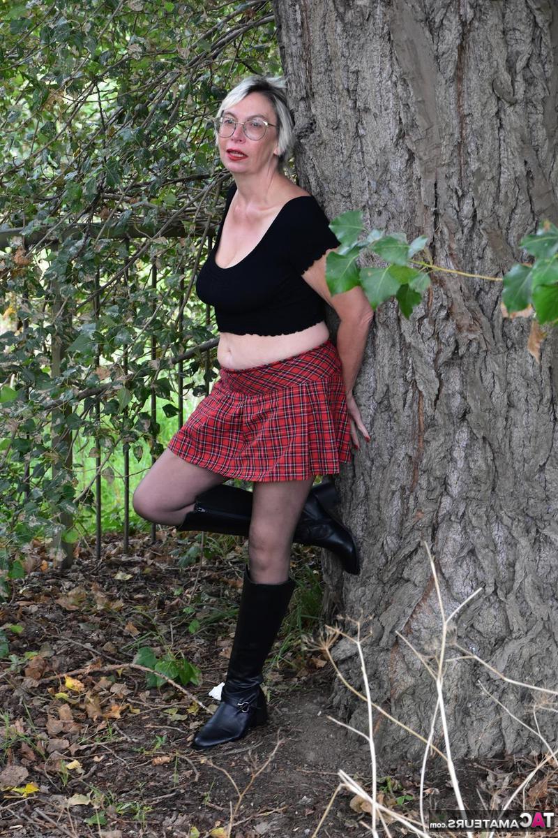 16P A britânica Barby Slut mostra seus peitos grandes e buceta em um banco público