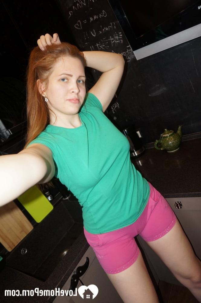 20P Gata amadora tira selfies gostosas enquanto agarra sua bunda grande e seios naturais