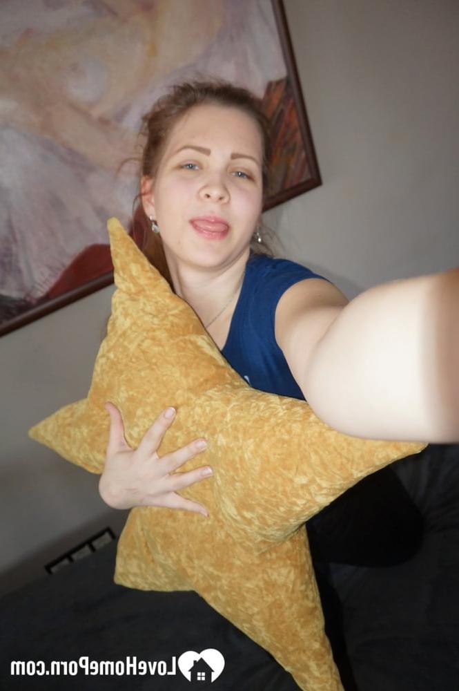 20P Gata amadora tira selfies gostosas enquanto agarra sua bunda grande e seios naturais