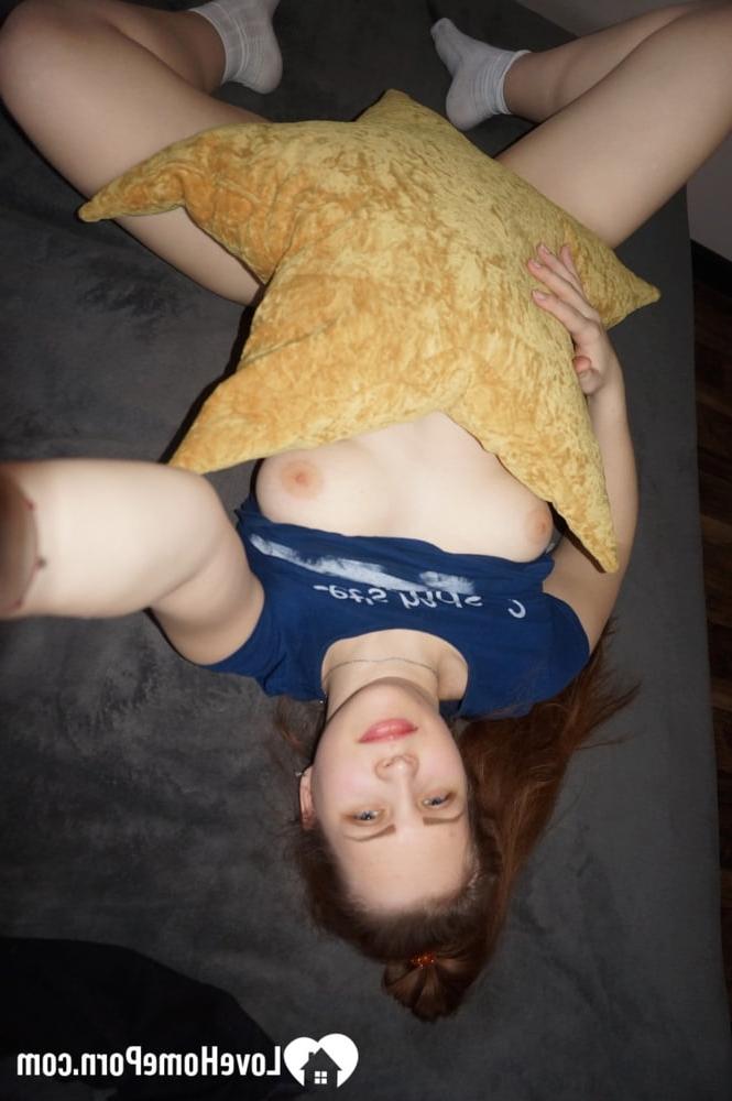 20P Gata amadora tira selfies gostosas enquanto agarra sua bunda grande e seios naturais