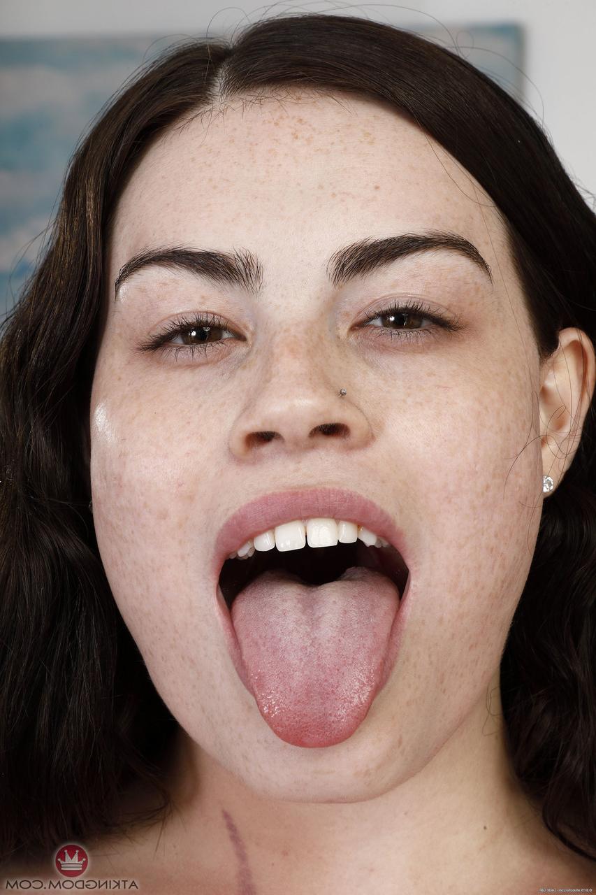 20P La sexy Veronica Valentine se desnuda y abre su coño peludo de cerca