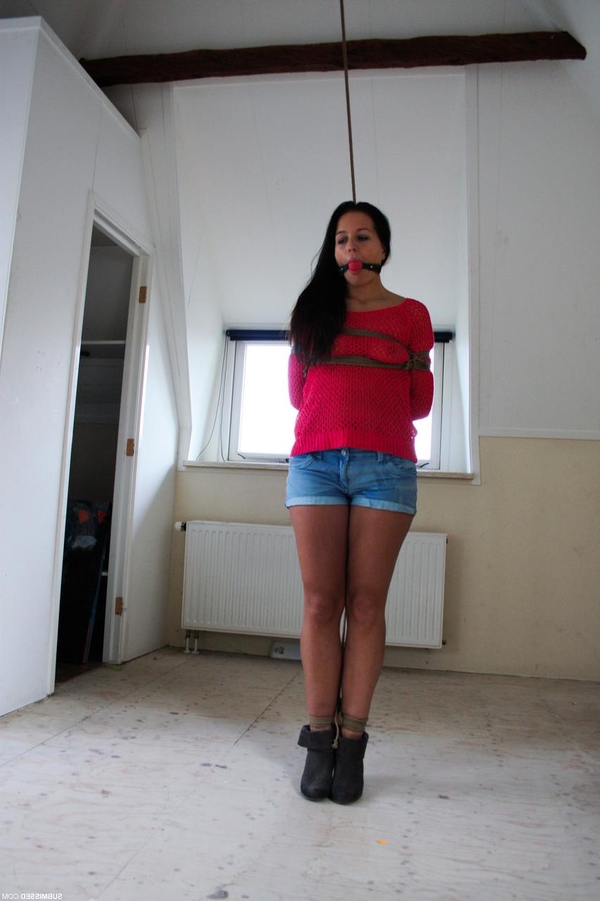 20P Nena morena con pantalones cortos lena atada en bondage con cuerdas